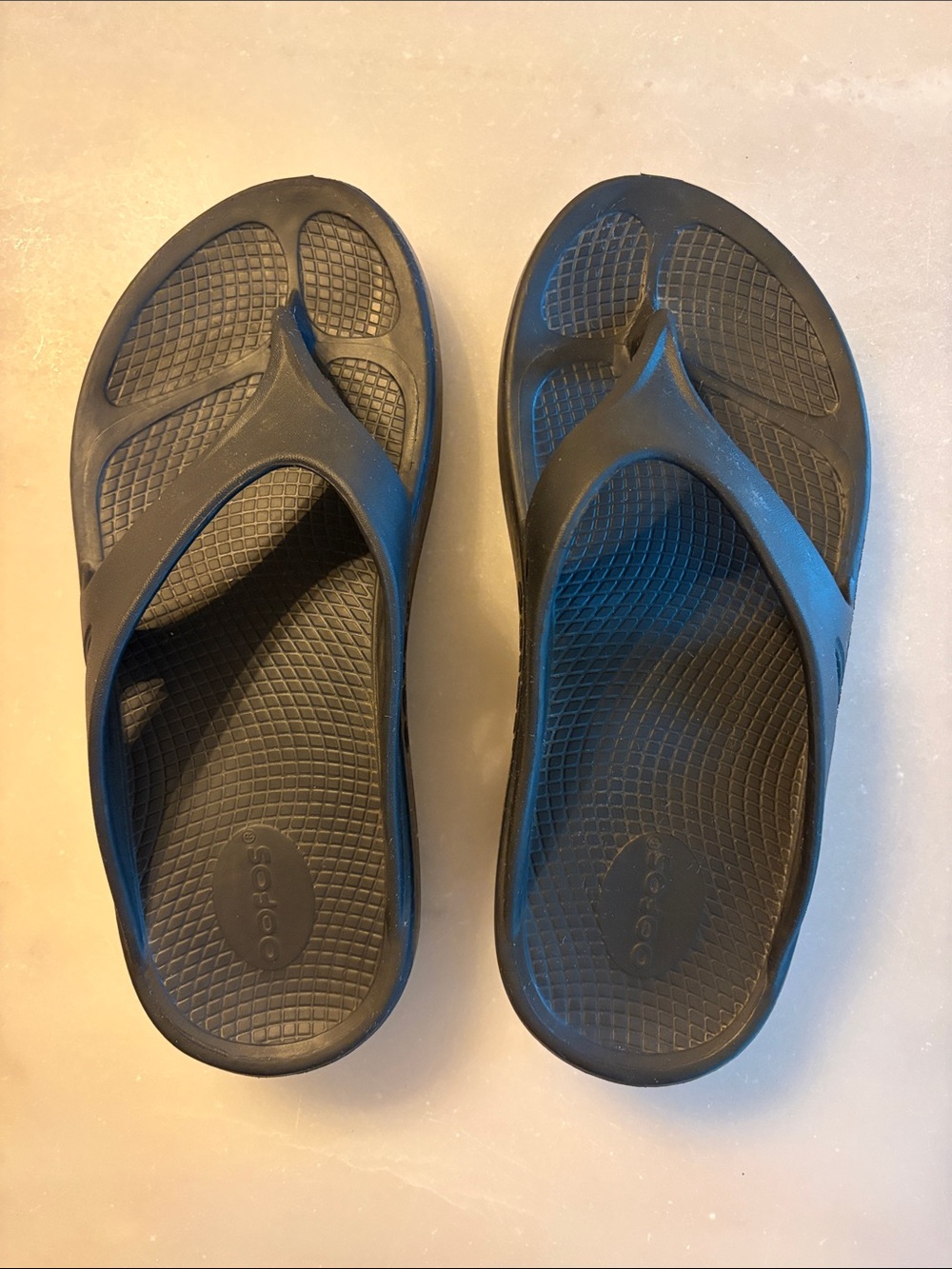 OOFOS UNISEX M5-W7 Black Thong Sandals